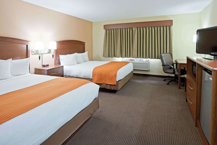 1 Queen Bed (6 of 6)