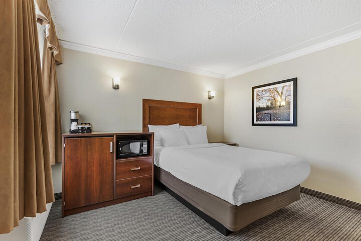 Room 32 of 61