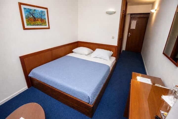 Room 13 of 36