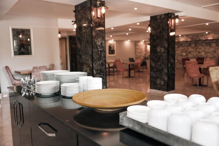 Breakfast/Coffee Service 95 of 136