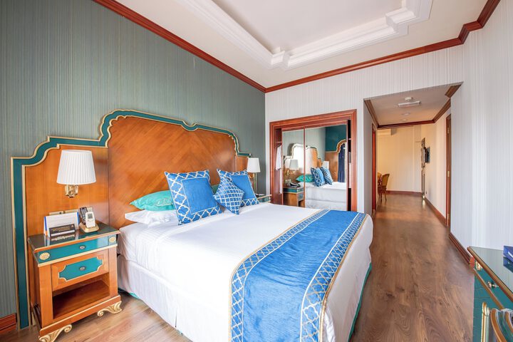 Room 33 of 74