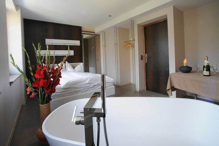 Room 8 of 32