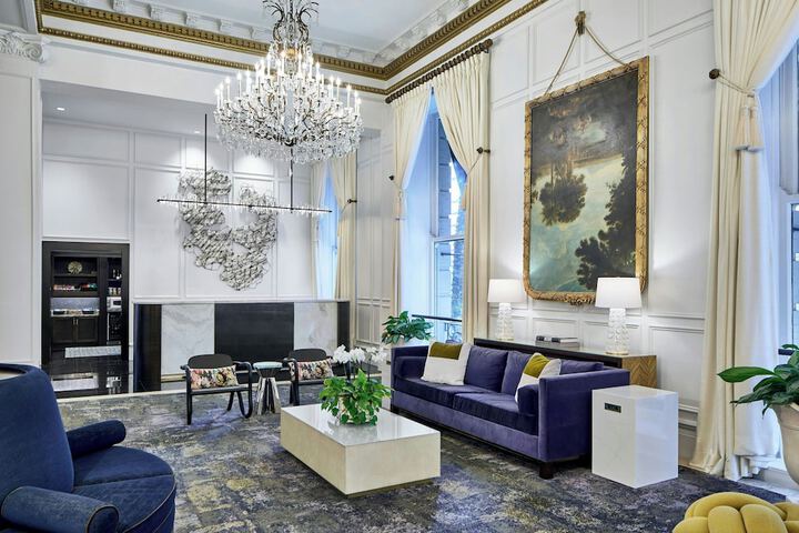 Lobby lounge