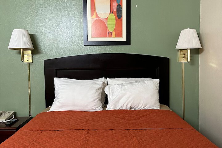 1 Queen Bed (2 of 10)
