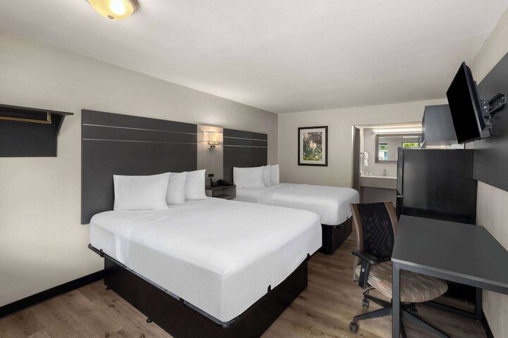 2 Queen Beds (11 of 22)