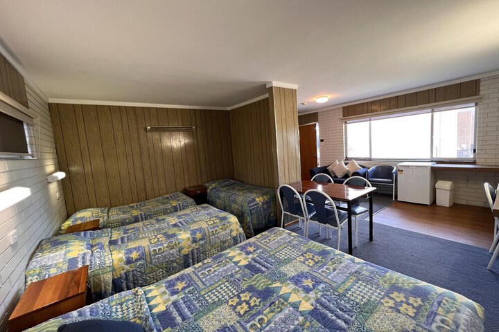 Room 5 of 18