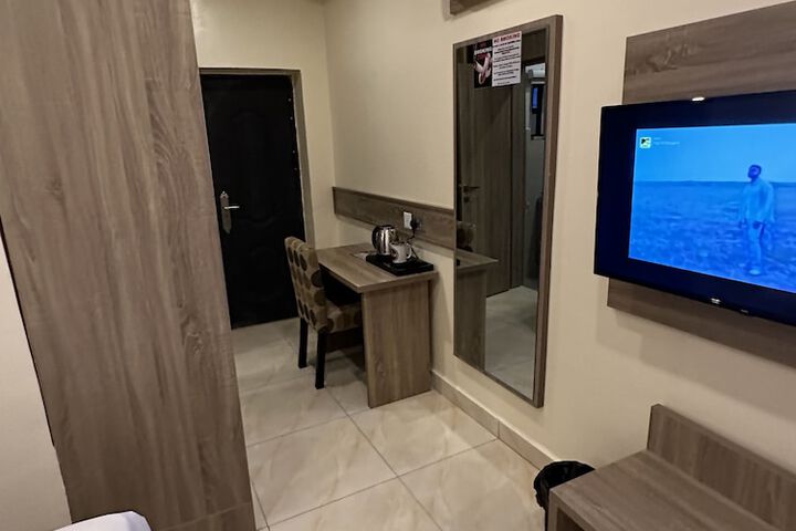 Room 10 of 19