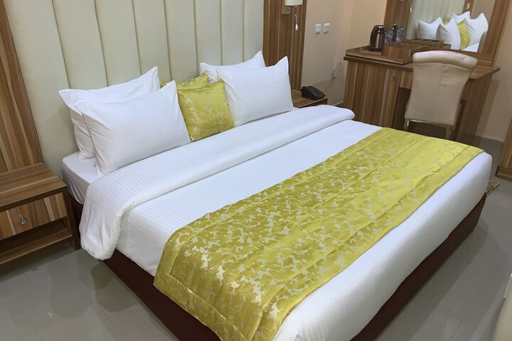 Room 10 of 18