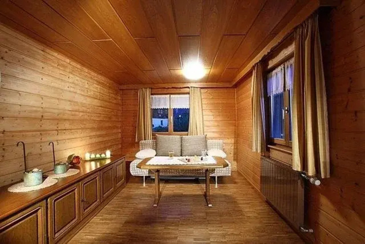 Room 4 of 10