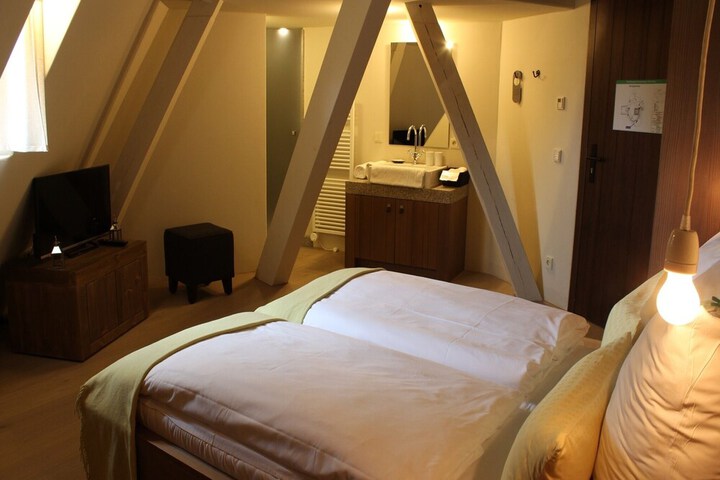 Room 8 of 33