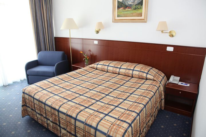 Room 6 of 17