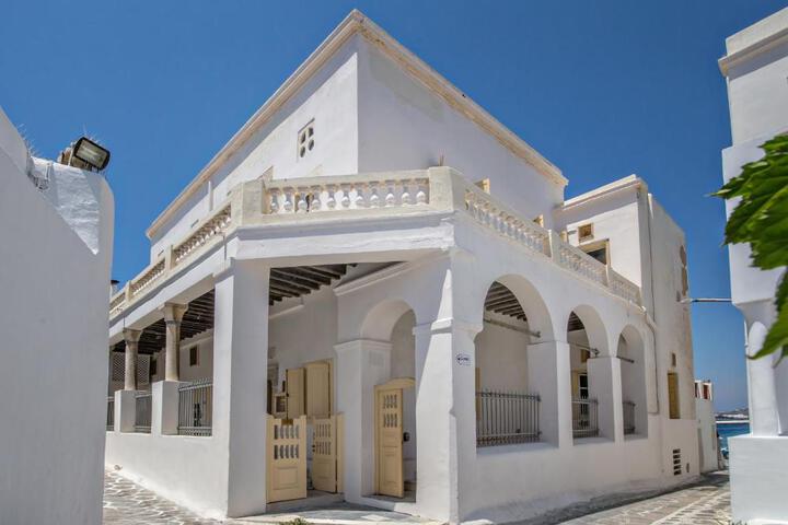CAMBANIS MΑΝSION