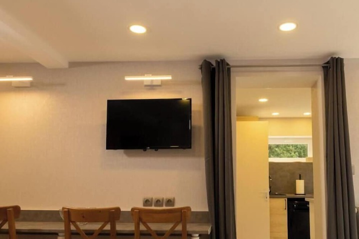 Room 6 of 33