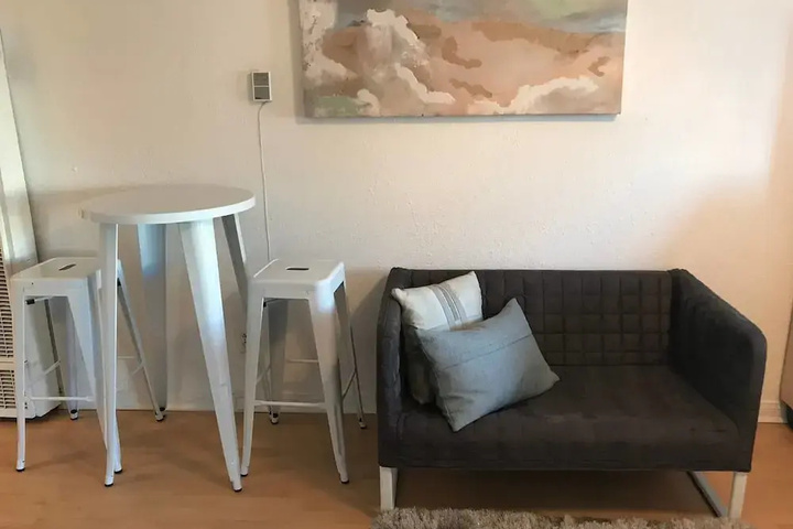 Room 10 of 18