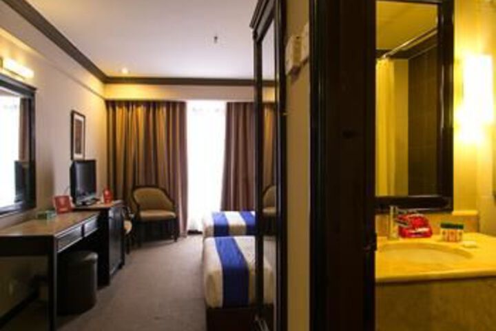 Room 6 of 25