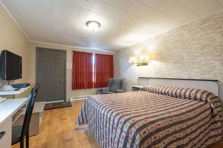 Room 8 of 12