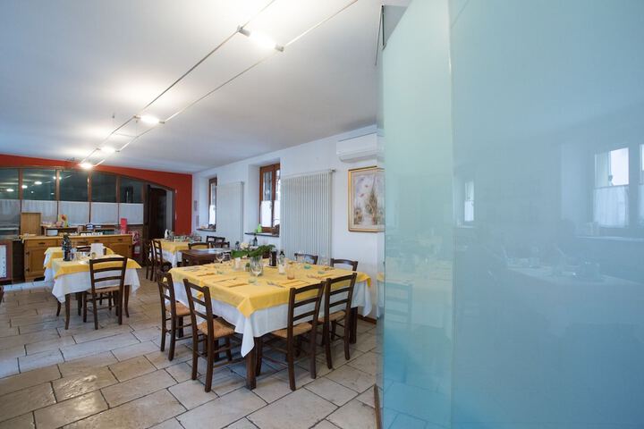Dining 8 of 15