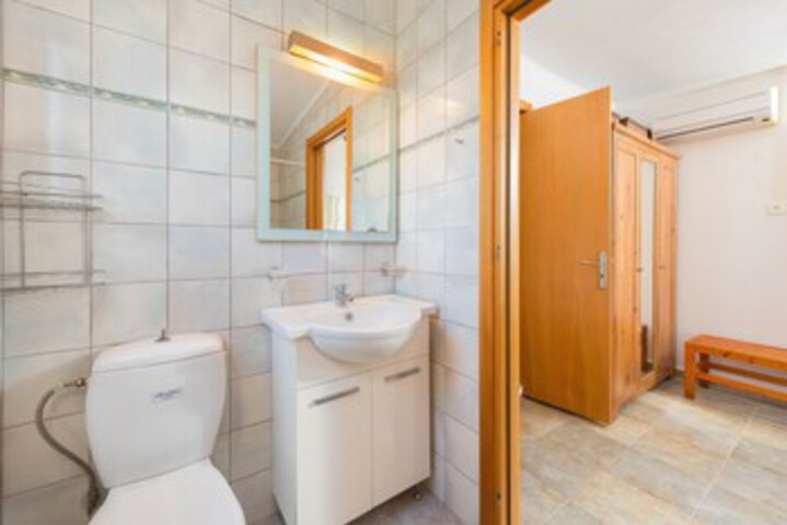 Room 5 of 17