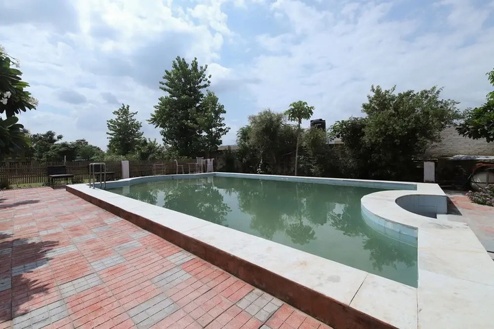 Pool 11 of 15