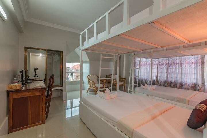 Room 10 of 28