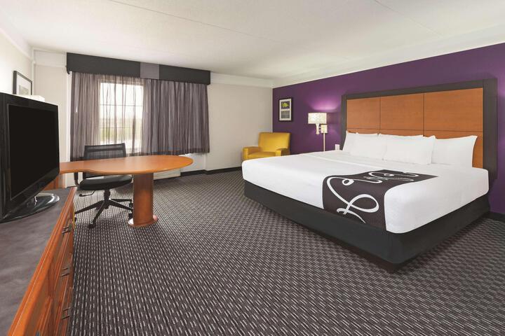 1 King Bed (12 of 18)