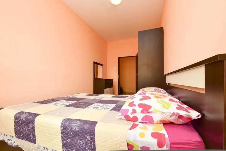 Room 4 of 10