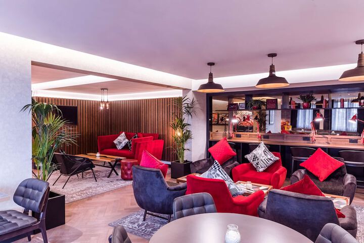 Lounge 80 of 86