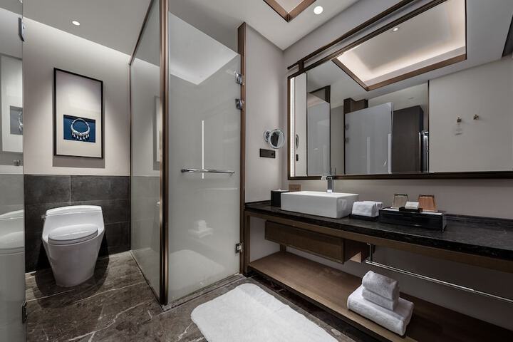 Room 32 of 49