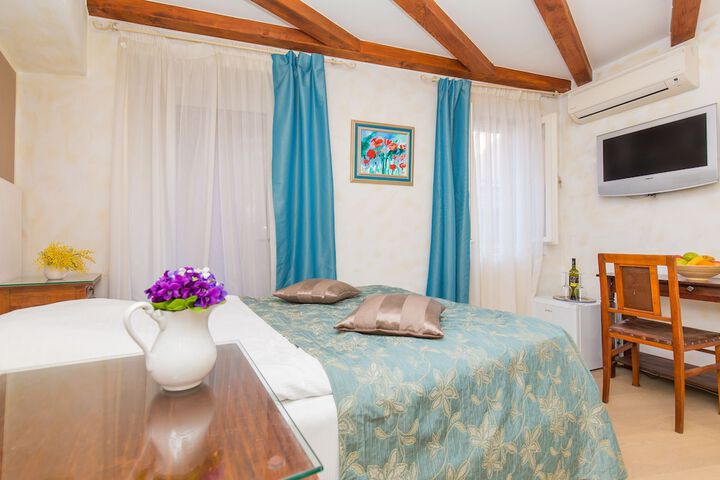 Room 4 of 62