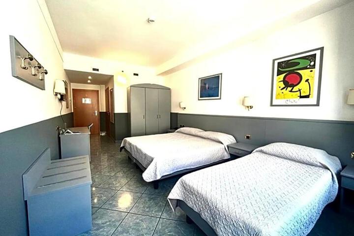 Room 6 of 15