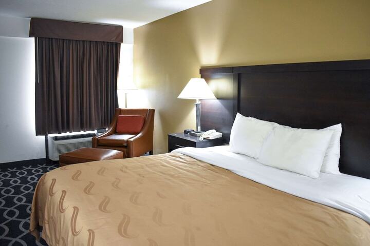 1 King Bed (5 of 8)