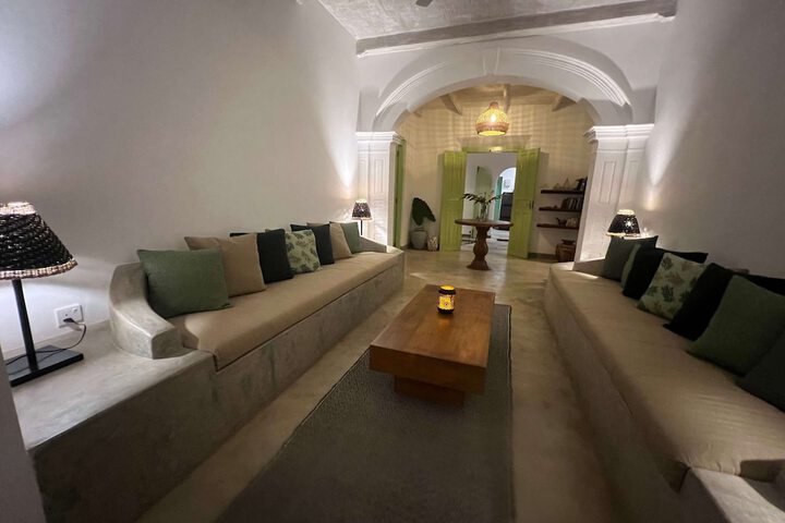 Lounge 68 of 79