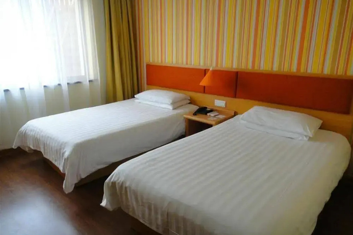 Room 4 of 8