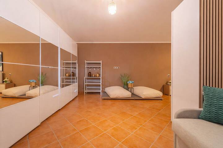 Room 5 of 93