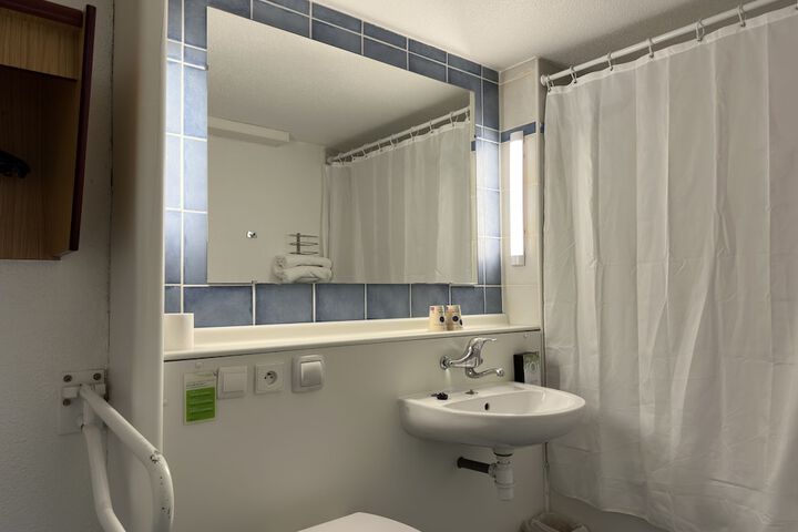 Room 10 of 34