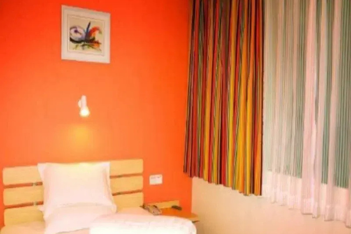 Room 8 of 12