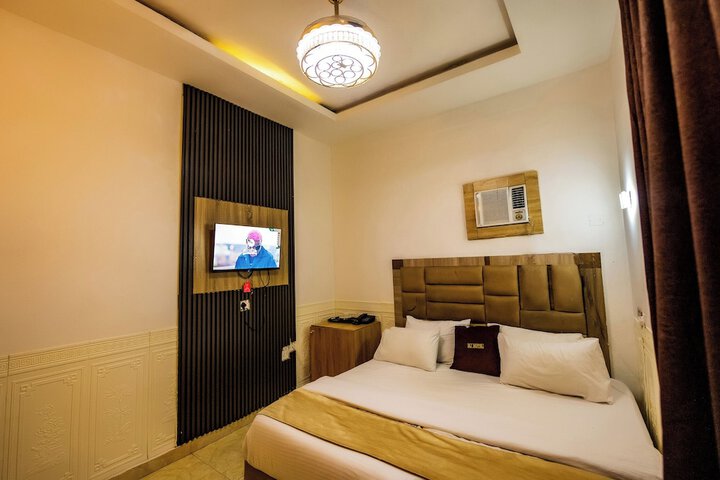 Room 5 of 32