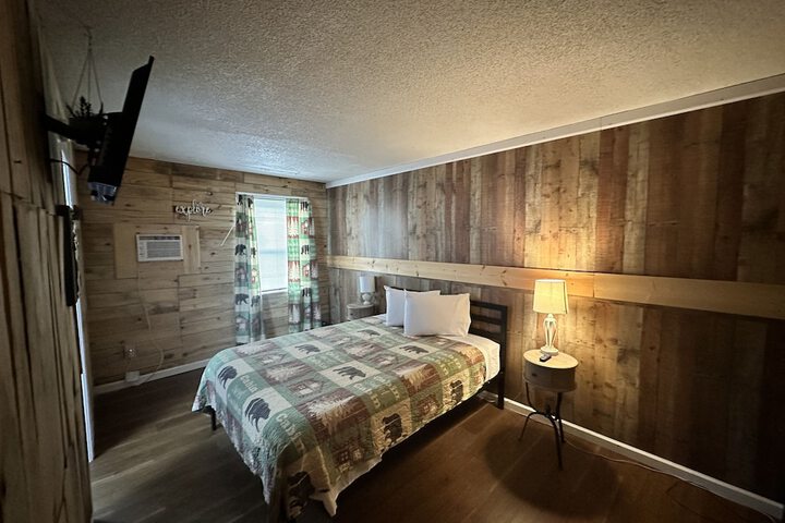 1 Queen Bed (4 of 24)