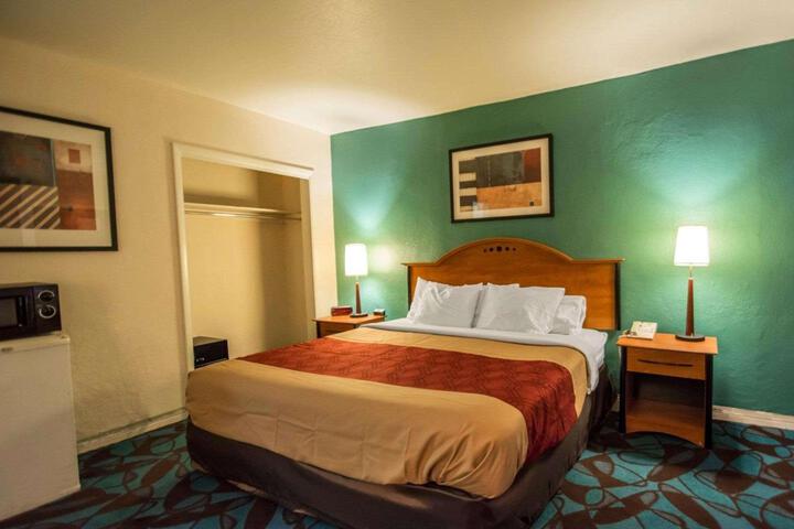 1 King Bed (9 of 24)