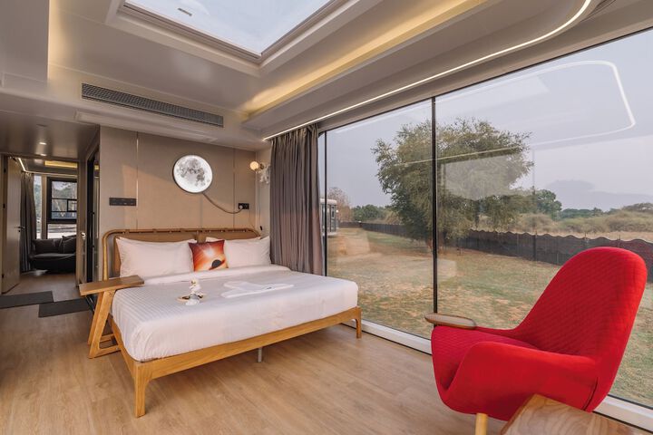 Room 6 of 8