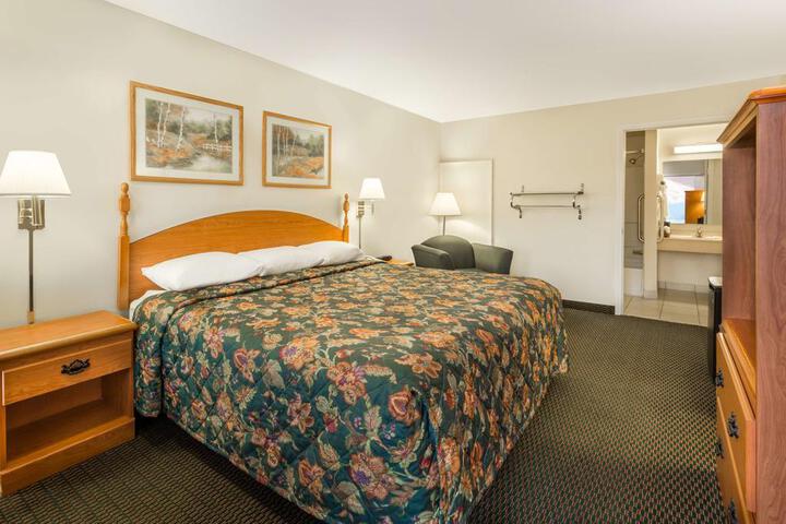 1 King Bed (3 of 14)