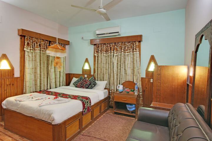 Room 15 of 76