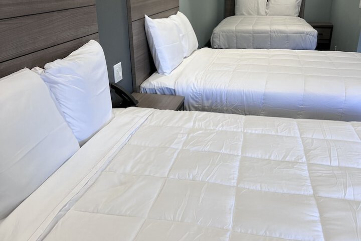 1 Queen Bed (19 of 30)