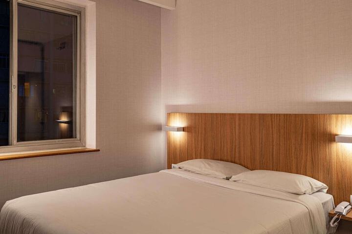 Room 5 of 24