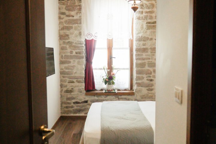 Room 7 of 18