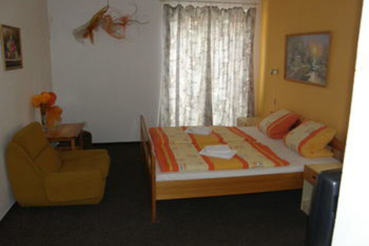 Room 9 of 28
