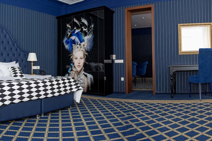 Room 9 of 38