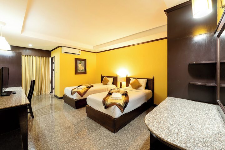 Room 25 of 77