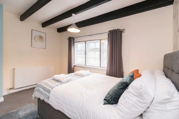 Excellent 3 bed House Close To Airport