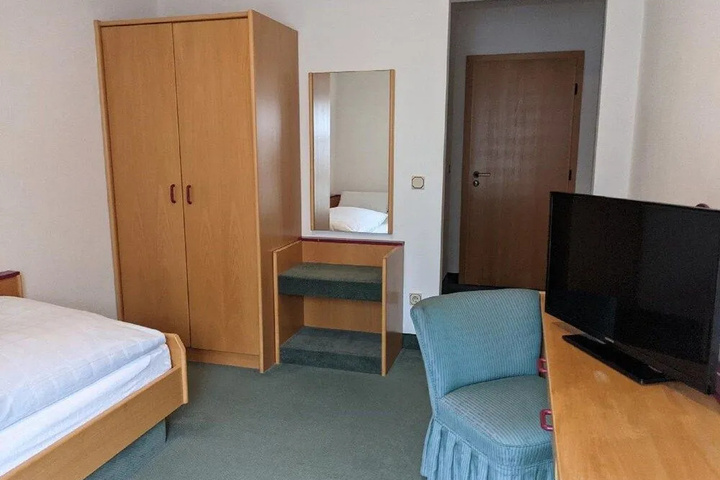 Room 4 of 16